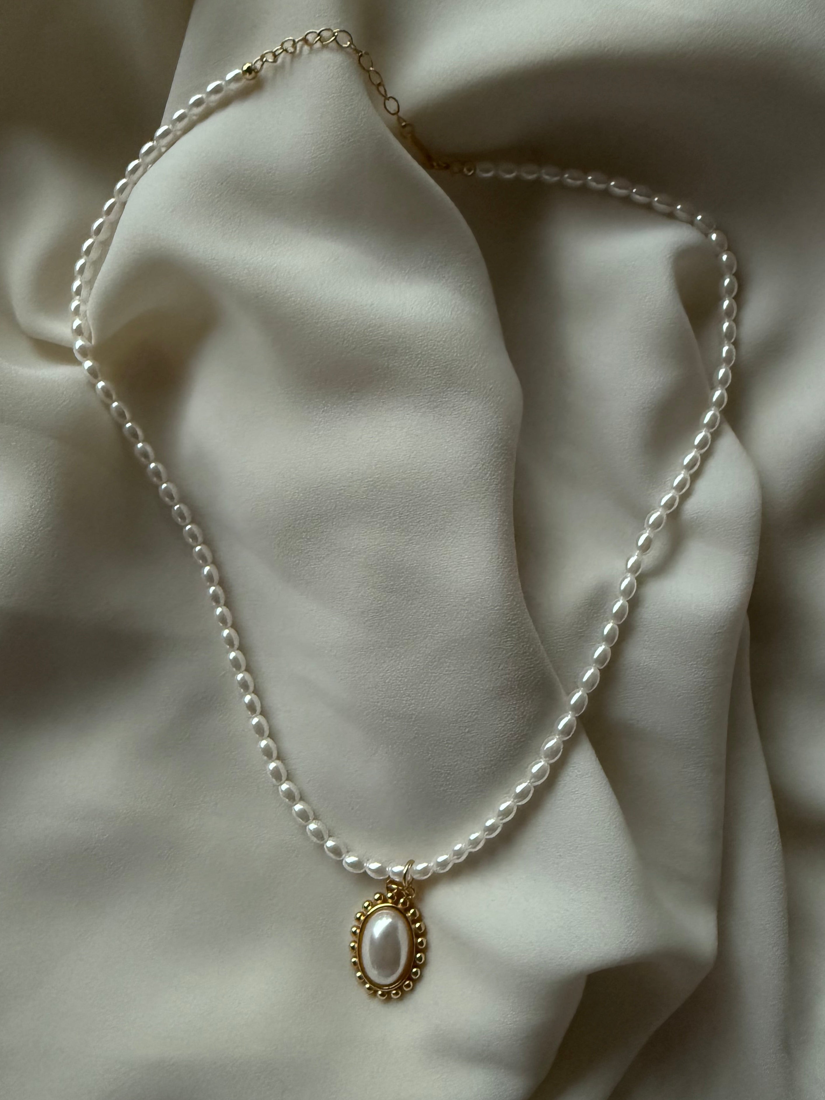 Pearl Chain with oval Pendant