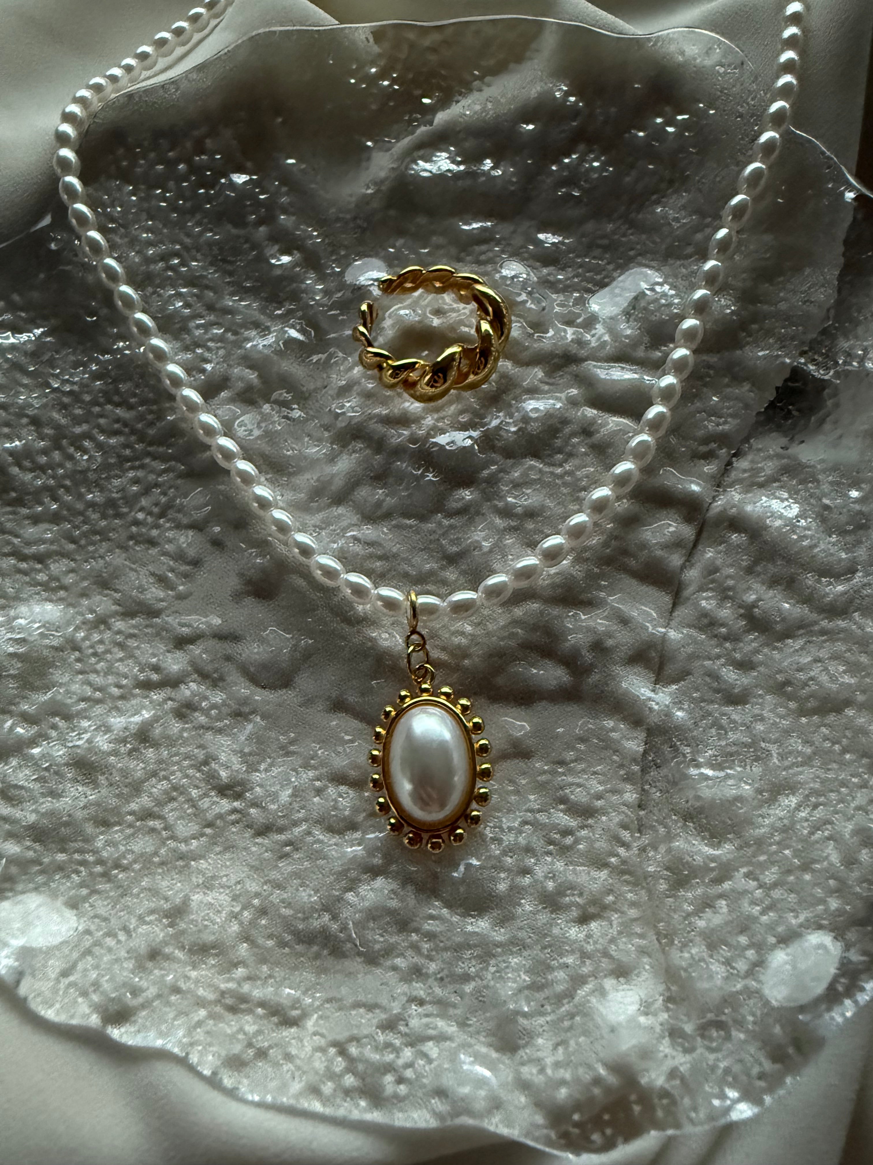 Pearl Chain with oval Pendant